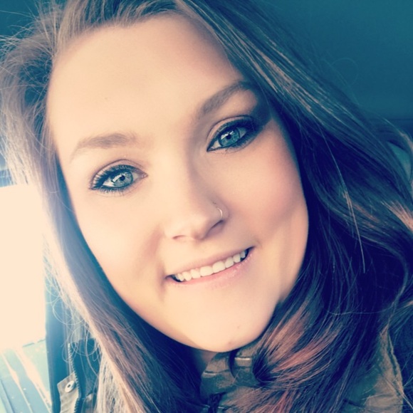 Meet your Posher, Chelsie - Picture 2 of 5